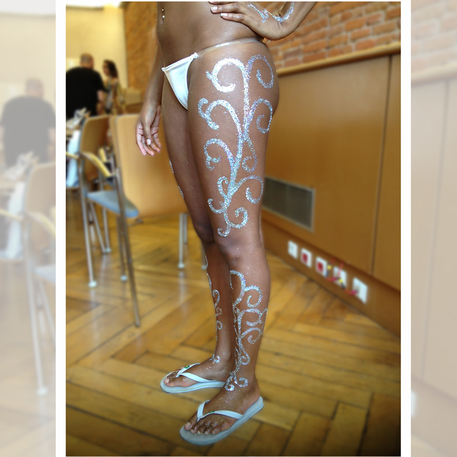 Bodypainting paillette sur la jambe d'une danseuse pour le Carnaval Brésilien
