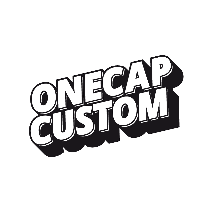 Logo OneCap Custom blanc, contours noir, liseré blanc