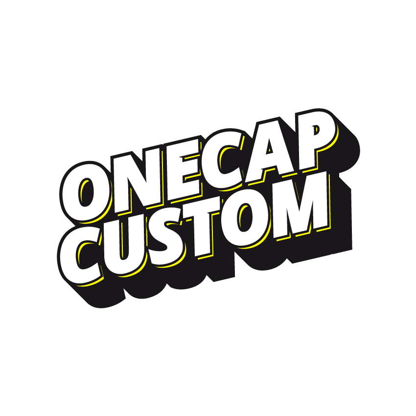 Logo OneCap Custom blanc, contours noir, liseré intérieur jaune