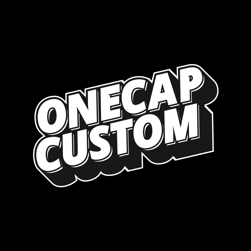 Logo OneCap Custom intérieur blanc, contours noirs, et surcontour blanc