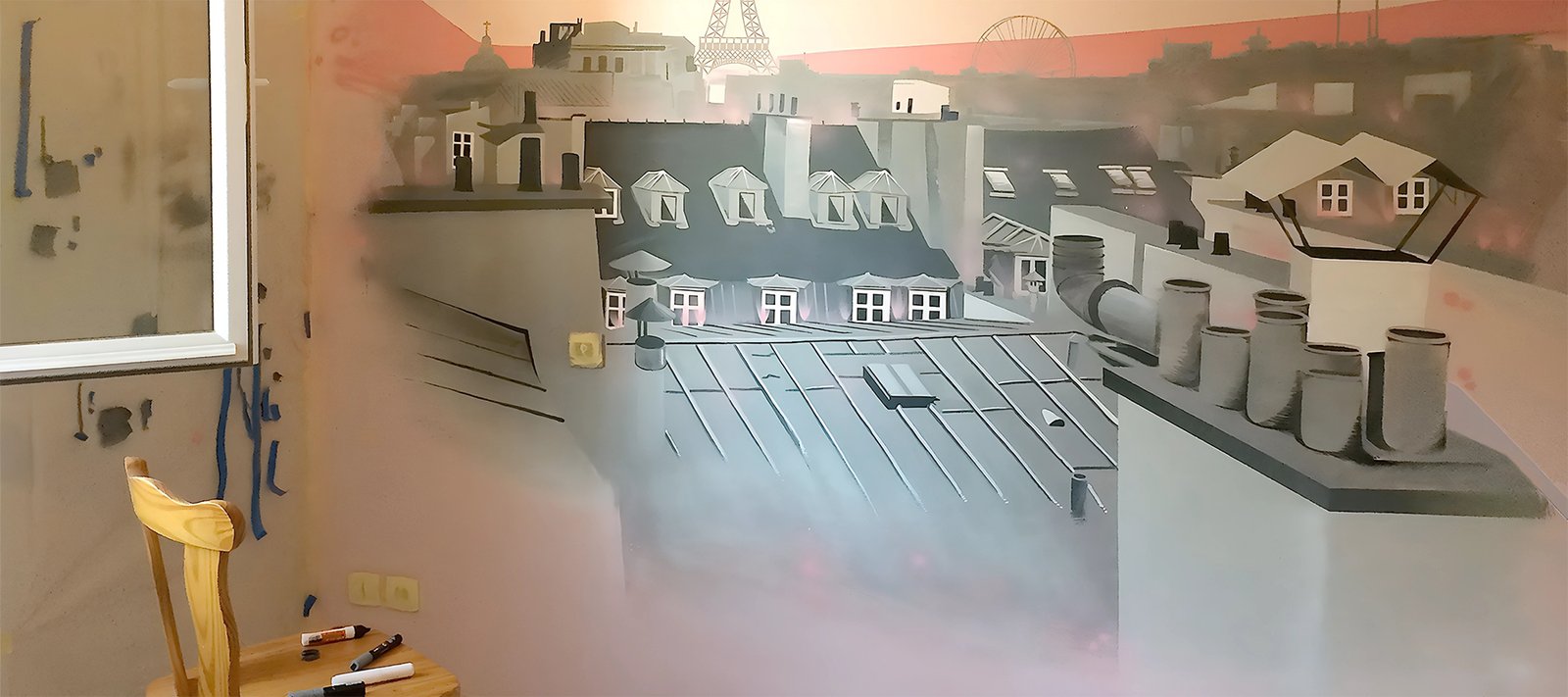 Chambre d'enfant avec fresque des toits de Paris. Décoration murale unique et inspirante.