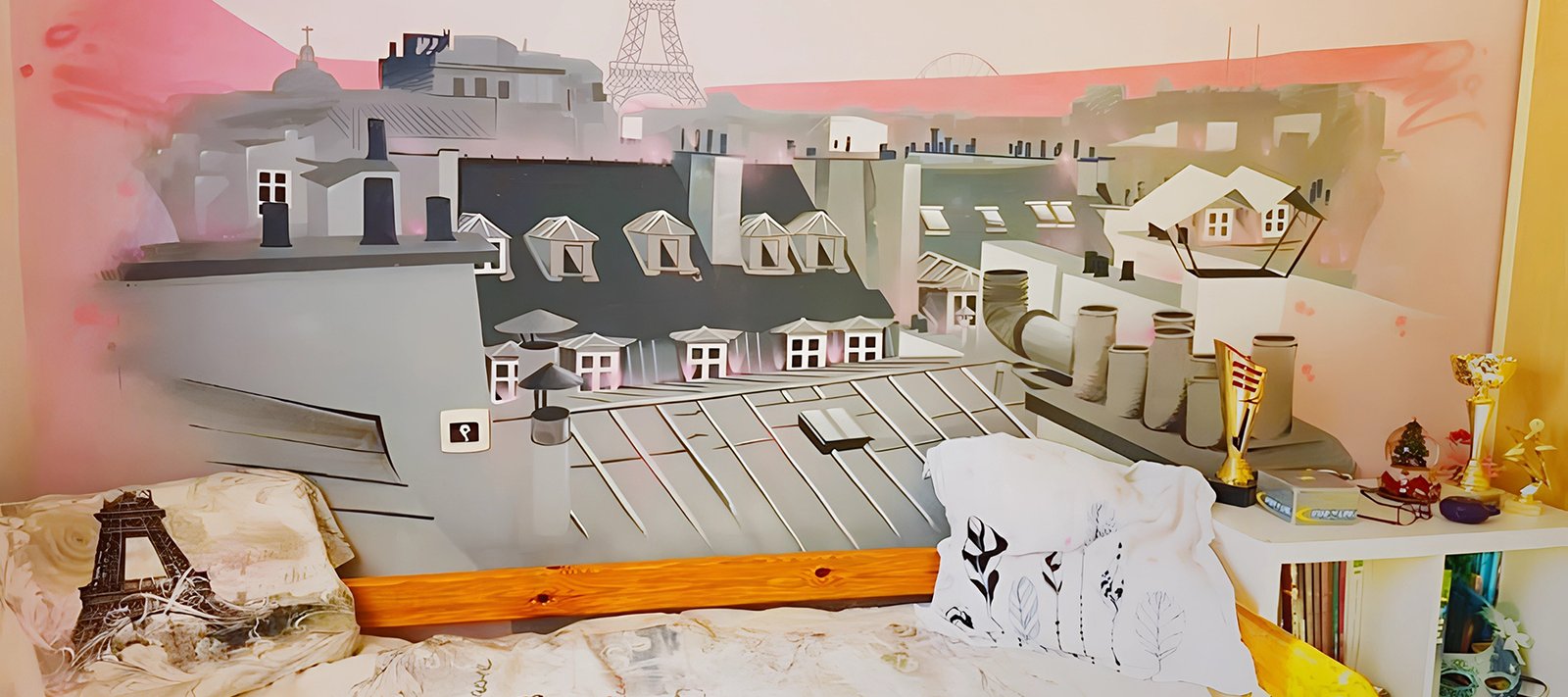 Vue stylisée des toits de Paris avec la Tour Eiffel en arrière-plan, ambiance douce et artistique.