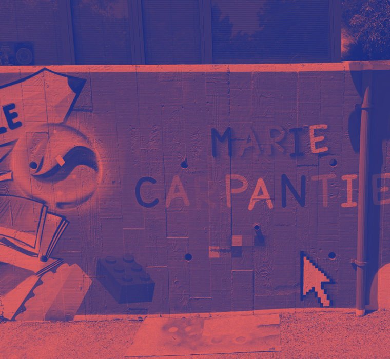 Fresque murale à l'école Calmont : graffiti aux motifs variés (livre, curseur, brique Lego), palette bicolore bleu et orange, style art urbain.