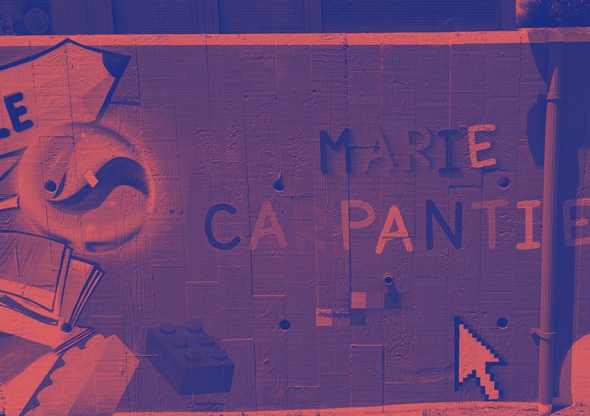 Fresque murale à l'école Calmont : graffiti aux motifs variés (livre, curseur, brique Lego), palette bicolore bleu et orange, style art urbain.