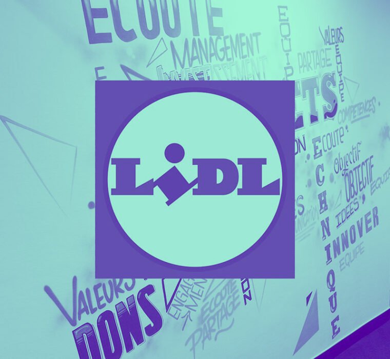Graffiti Lidl : lettrage violet sur fond turquoise, mots clés entreprise (écoute, valeurs, management). Style urbain, composition dynamique.