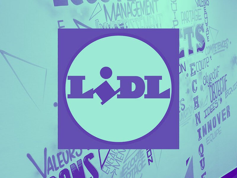 Graffiti Lidl : lettrage violet sur fond turquoise, mots clés entreprise (écoute, valeurs, management). Style urbain, composition dynamique.