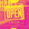 Image graphique d'une pancarte "OPEN SHOP" jaune sur fond rose vif, style pop art ou graffiti, effet de contraste saisissant.  vignette_shop.jpg