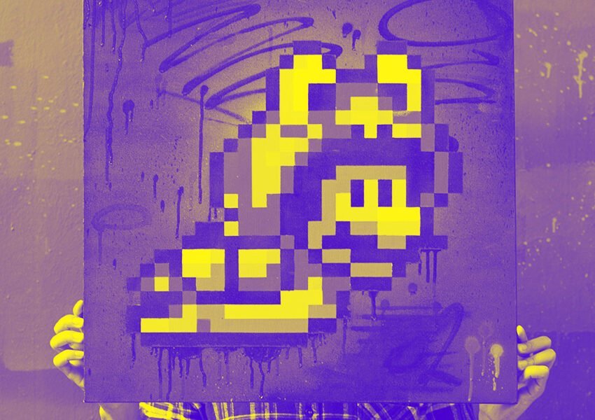 Graffiti pixel art jaune et violet représentant un personnage de jeu vidéo sur fond texturé. Style urbain, "vignette_toiles.jpg".